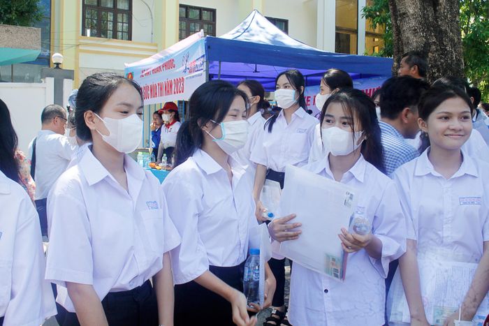  Các thí sinh trao đổi sau giờ thi môn Ngữ văn. Ảnh: NGUYỄN TRANG 