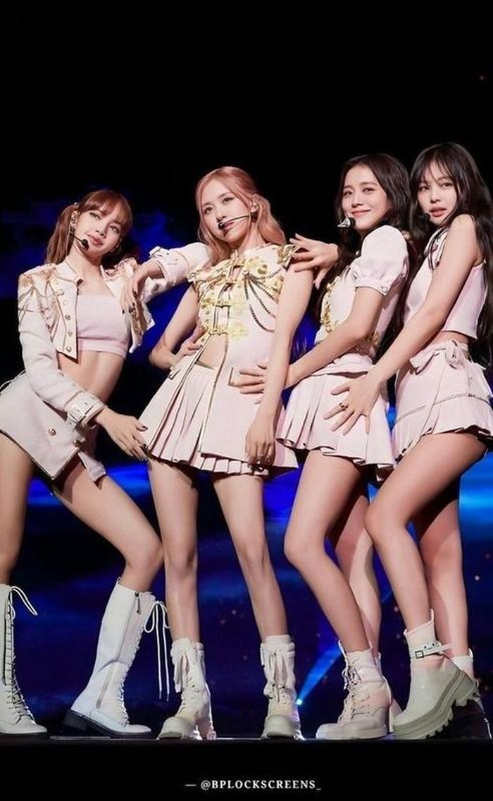 Ngay sau khi thông tin được xác nhận, cộng đồng fan hâm mộ BlackPink tại Việt Nam đã vô cùng xôn xao. Những câu chuyện về cách săn vé, kinh nghiệm "đu" concert cũng được các fan rầm rộ chia sẻ.