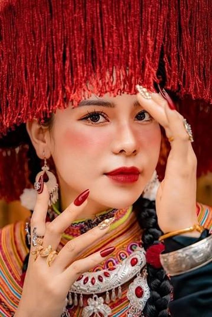 Lan Phương diện trang phục dân tộc H’Mông rực rỡ sắc màu. (Ảnh: AA)