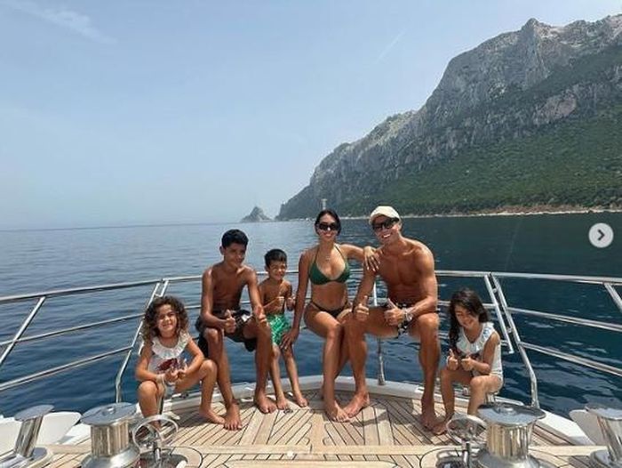 Ronaldo đang có kỳ nghỉ bên bạn gái và các con
