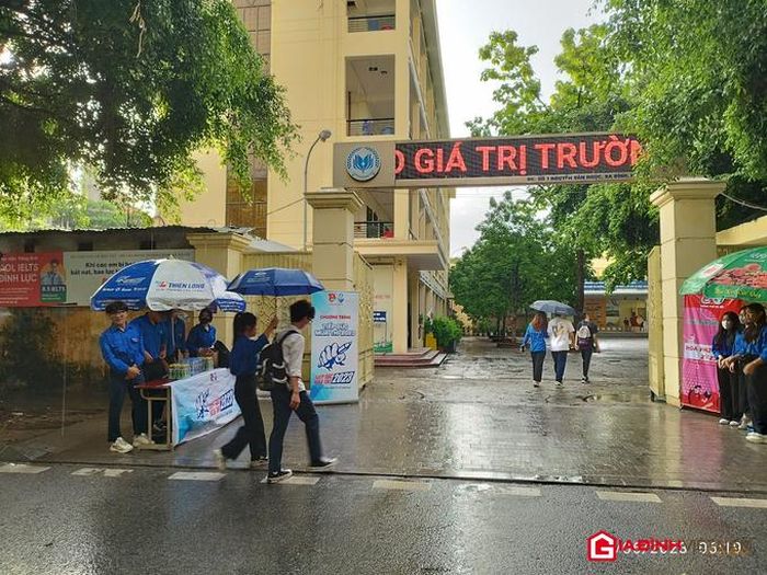 Điểm thi trường THPT Phạm Hồng Thái có nhiều tình nguyện viên phối hợp cùng lực lượng chức năng hỗ trợ thí sinh.