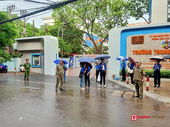 Tại điểm thi trường THCS Thành Công (quận Ba Đình, Hà Nội) các tình nguyện viên và lực lượng công an phường có mặt để hỗ trợ thí sinh và phân luồng trên các tuyến đường đi vào để đảm bảo an ninh khu vực điểm thi.