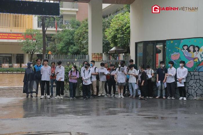  Tại điểm thi quận Thanh Xuân, thời tiết mưa nặng hạt nhưng các thí sinh đã có mặt trước cổng trường từ sáng sớm.