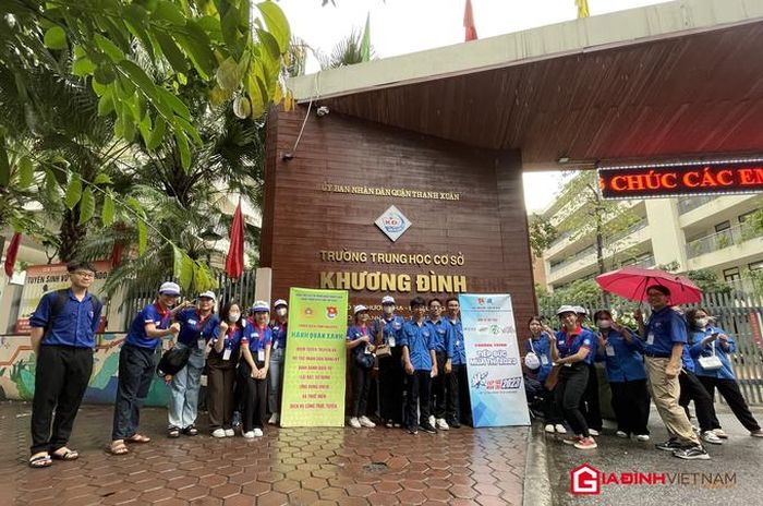  Lực lượng tình nguyện tại điểm thi trường THCS Khương Đình có khoảng 50 người đến hỗ trợ thí sinh.