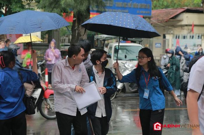 Anh Trần Đức Anh - Bí thư đoàn phường Khương Đình cho biết, các tình nguyện viên hỗ trợ tại các điểm thi trên địa bàn chủ yếu là đoàn viên phường Khương Đình, trường Đại học Khoa học Xã Hội và Nhân Văn và tình nguyện viên Thủ đô