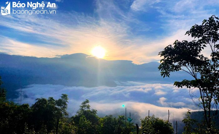  Khoảnh khắc bình minh tại bản Phà Chiếng. Người dân bản cho biết, nơi đây quanh năm chủ yếu là mưa và sương mù, ít khi có nắng, nên những ngày nắng rất thuận lợi cho việc thu hoạch mùa màng, đi lại của bà con khi đường sá bớt bùn lầy. Ảnh: Quang An 