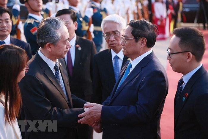 Đại sứ Trung Quốc tại Việt Nam Hùng Ba (trái) tiễn Thủ tướng Phạm Minh Chính tại sân bay quốc tế Bắc Kinh. (Ảnh: Dương Giang/TTXVN)