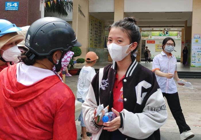 Nhiều phụ huynh tranh thủ hỏi thăm các thí sinh ra khỏi phòng thi sớm ở môn thi đầu tiên.