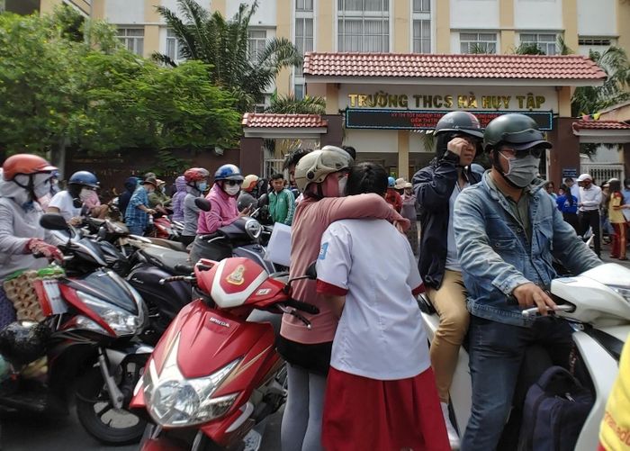 Phụ huynh ôm con động viên sau khi kết thúc môn thi đầu tiên.