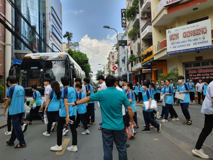 Một số trường THPT tại TP Hồ Chí Minh còn thuê xe chở các em học sinh đi thi.