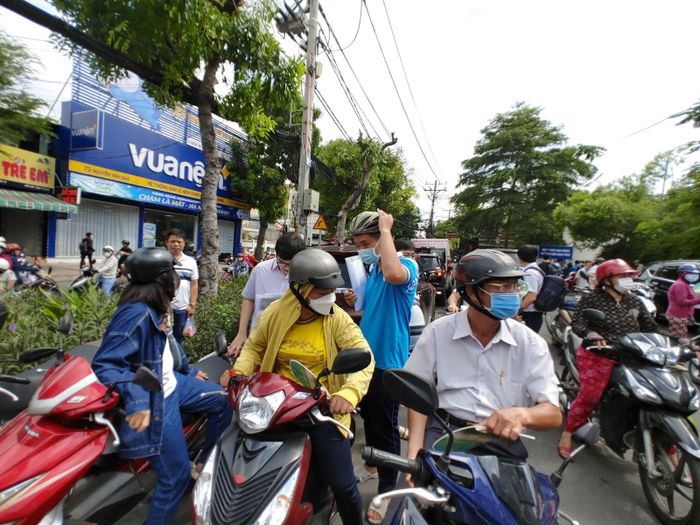 Trong khi đó, nhiều thí sinh chỉ cần ra khỏi cổng trường là được phụ huynh đón về.