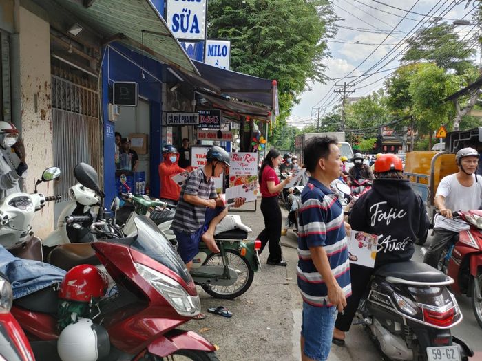 Đến 10 giờ 15 phút, một số phụ huynh vẫn ngóng trông con mình tại điểm thi THCS Hà Huy Tập, Quận 12.