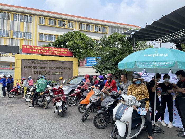 Từ 9 giờ 30 phút, nhiều phụ huynh đã đứng chờ các thí sinh tại điểm thi trường THPT Phước Long, TP Thủ Đức.
