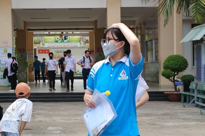 Thí sinh tìm phụ huynh sau khi ra khỏi điểm thi.
