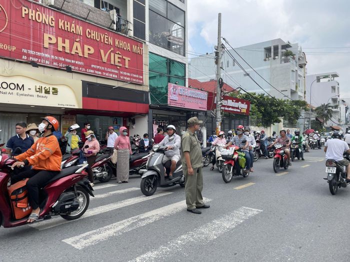 Tại 156 điểm thi ở TP Hồ Chí Minh, sinh viên tình nguyện, công an, dân phòng, cảnh sát giao thông cùng phối hợp triển khai các hoạt động điều phối giao thông ngay trước địa điểm thi và các giao lộ lân cận; hướng dẫn phụ huynh đưa con đi thi dừng đỗ xe đúng nơi quy định, đảm bảo an ninh trật tự khu vực thi...