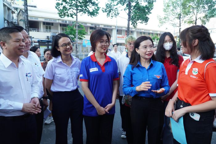 Để động viên sinh viên tình nguyện, sáng 28/6, Đoàn công tác Trung ương Đoàn Thanh niên cùng Thành Đoàn, Hội Sinh viên Việt Nam TP Hồ Chí Minh, Trung tâm Hỗ trợ học sinh, sinh viên TP Hồ Chí Minh đã đến thăm và động viên các sinh viên tình nguyện.