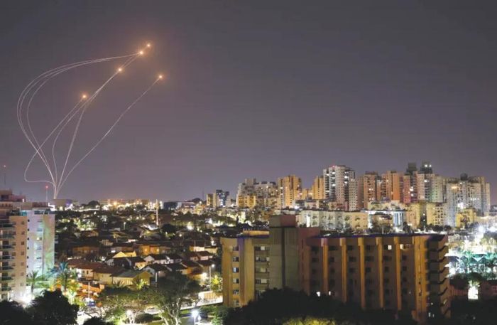 Hệ thống Vòm Sắt đánh chặn tên lửa từ dải Gaza. Ảnh: Reuters