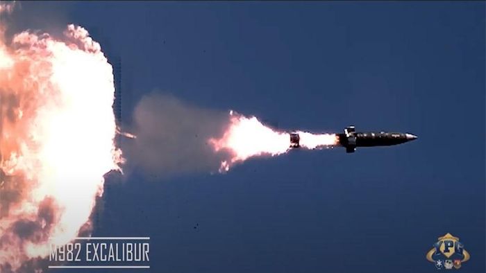 Theo báo cáo, Tây Ban Nha có thể mua 271 quả đạn Excalibur với giá ước tính 48,2 triệu USD. Hợp đồng cũng bao gồm một hệ thống điều khiển hỏa lực di động để lưu tọa độ mục tiêu trong bộ nhớ của đạn và các thiết bị liên quan khác.