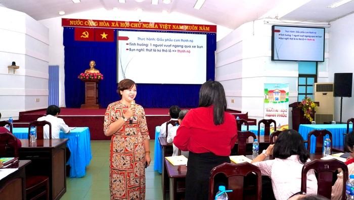 Tiến sĩ Phạm Thị Thúy chia sẻ nội dung chuyên đề “Trường học hạnh phúc” cho hiệu trưởng các trường trên địa bàn huyện Củ Chi, TPHCM