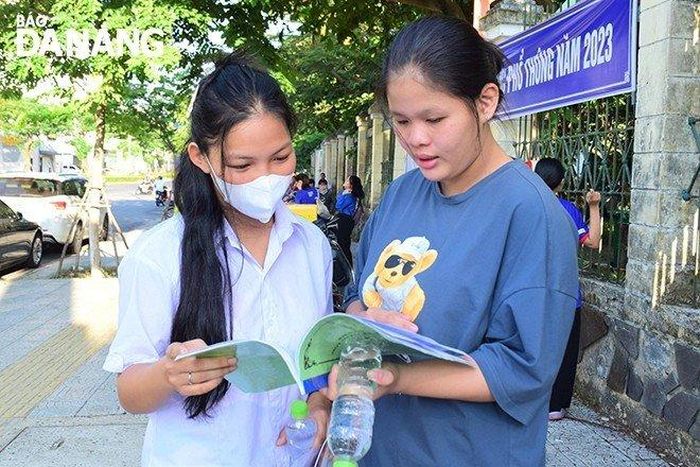 Thí sinh ôn bài trước giờ thi. Ảnh chụp tại điểm thi Trường THPT chuyên Lê Quý Đôn.