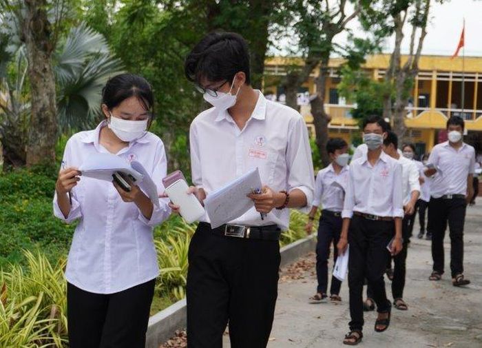 Thí sinh tại Điểm thi Trường THPT Mỹ Quý (huyện Tháp Mười) ra về sau khi kết thúc môn thi Toán