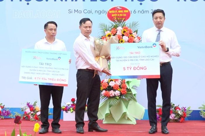 Đại diện VietinBank trao tài trợ xây dựng trường và nhà ở cho các hộ nghèo.