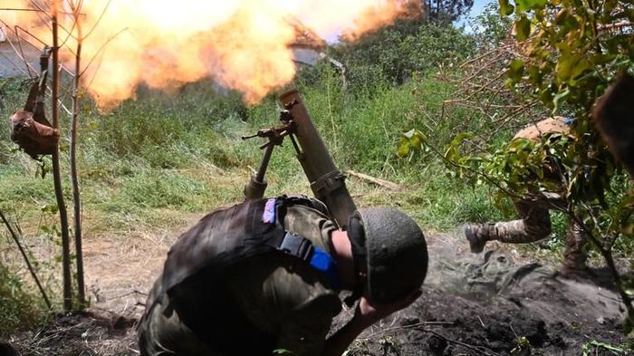 Binh sĩ Ukraine nã súng cối về các vị trí của Nga. Ảnh: AFP
