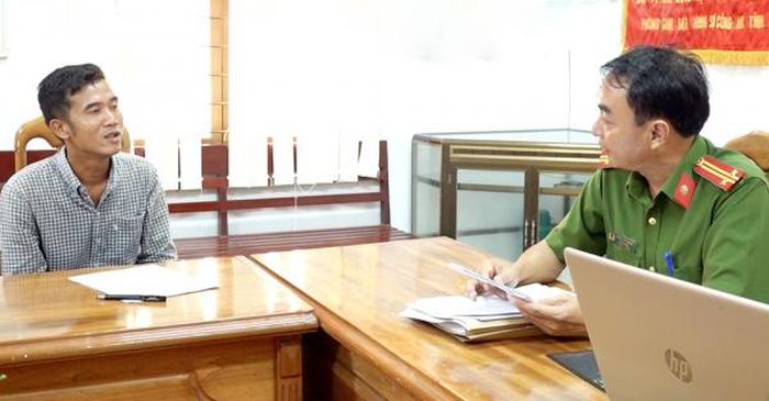 Cán bộ Công an làm việc với đối tượng Linh.