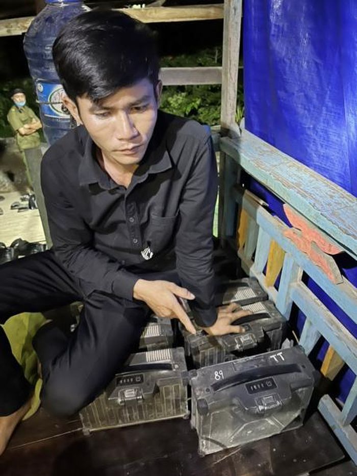 Đối tượng Hậu cùng tang vật.