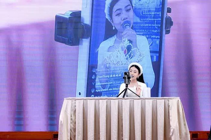 Thí sinh trình diễn trực tiếp trên sân khấu và được truyền livetream trên app Vdone