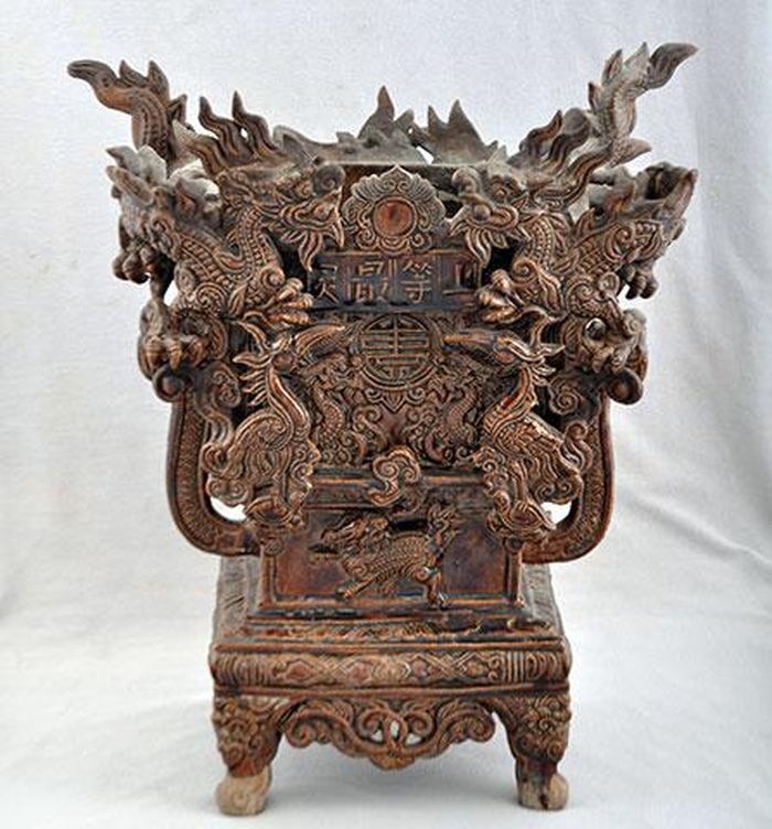 Lư hương gốm Phù Lãng hình chữ nhật tạo tác vào thế kỷ 17-18, có minh văn chữ Thọ và hàng chữ Thượng đẳng tối linh. Ảnh: Bảo tàng Lịch sử Quốc gia