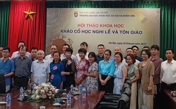 Các đại biểu tới tham dự hội thảo “Khảo cổ học nghi lễ và tôn giáo”