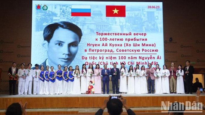 Dạ tiệc kỷ niệm 100 năm Ngày Chủ tịch Hồ Chí Minh lần đầu đến Petrograd. (Ảnh: THANH THỂ)