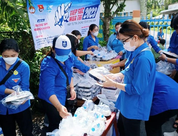 Những suất cơm trưa miễn phí đã sẵn sàng tại các điểm thi.