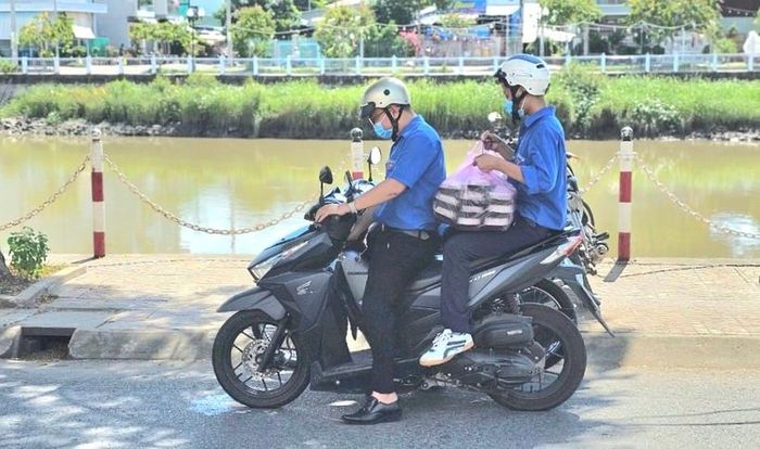 Nhóm thanh niên tình nguyện vận chuyển những phần cơm trưa miễn phí đến điểm thi tặng cho thí sinh.