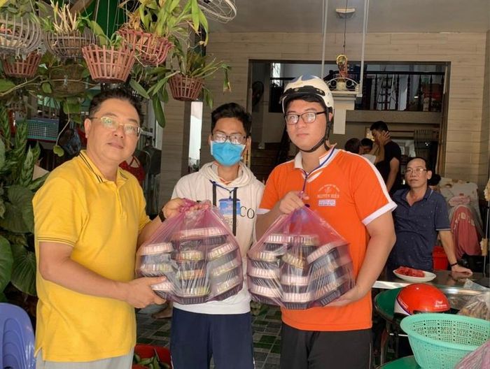 Thầy Võ Thanh Tùng trao những suất cơm chuyển đến tay các sĩ tử.