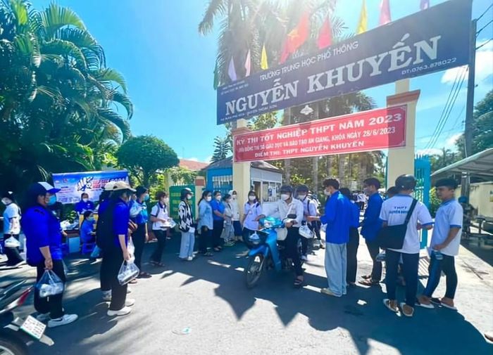 Nhóm thanh niên tình nguyện "Tiếp sức mùa thi" hỗ trợ trao tận tay các thí sinh những phần cơm trưa làm ấm lòng sĩ tử.