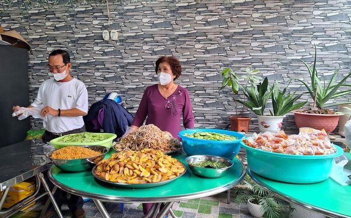 Trứng, thịt, rau dưa... đã được chế biến bổ sung cho những phần cơm thơm, ngon.