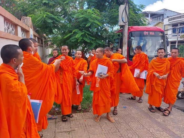 Các tăng sinh vui mừng khi làm được bài thi.