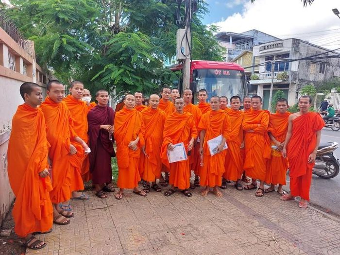 Các tăng sinh phấn khởi, tự tin bước vào kỳ thi.
