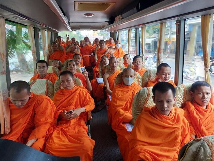 Các tăng sinh được nhà trường bố trí xe đưa đón.