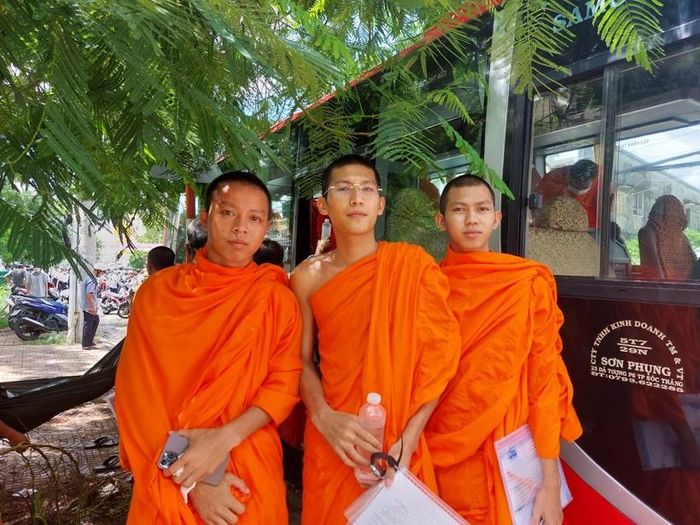 Lâm Giang (đứng giữa) cùng các tăng sinh cho biết làm bài thi tốt.