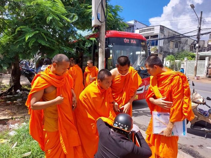 Các tăng sinh đi thi được sự hỗ trợ chu đáo sau buổi thi tổ hợp (sáng 29/6).