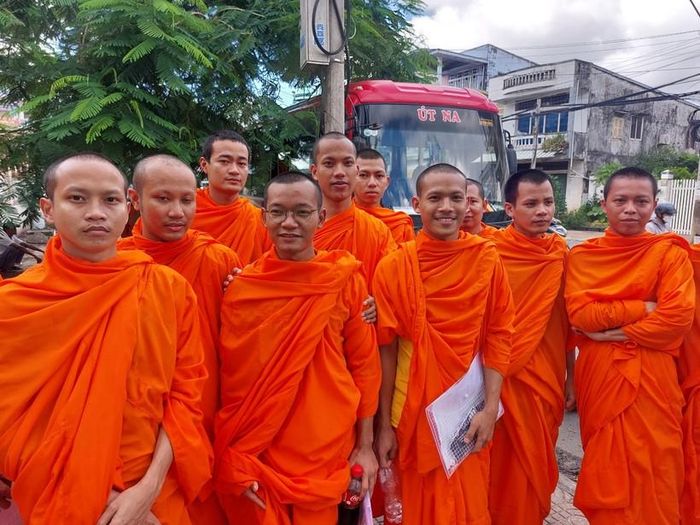 Niềm vui của tăng sinh sau giờ thi.