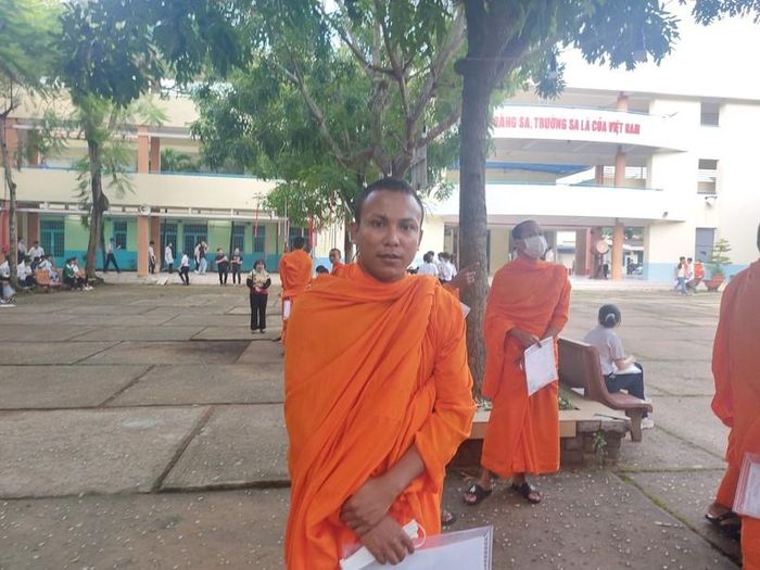 Tăng sinh Lý Tùng Lực cho biết yên tâm dự thi vì được nhà trường, điểm thi hỗ trợ.
