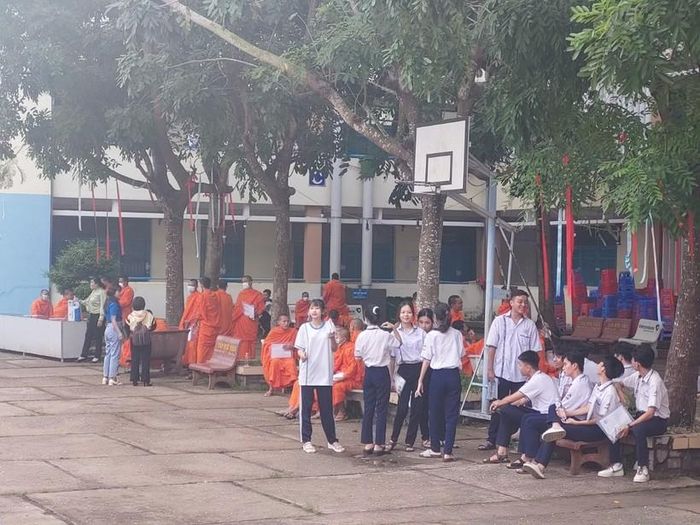 Điểm thi THPT Hoàng Diệu bên cạnh các học sinh THPT còn có các tăng sinh khoác áo cà sa.