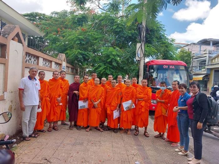 Các tăng sinh phấn khởi chụp ảnh cùng thầy cô và lực lượng tình nguyện viên sau bài thi tổ hợp.