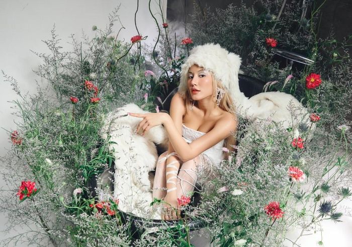 'Bông hồng lai' Evy trở lại với âm nhạc.