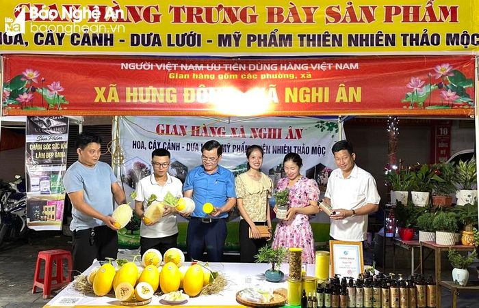  Dưa vàng của anh Du tham gia gian trưng bày sản phẩm sạch của xã Nghi Ân, TP Vinh. Ảnh: CTV 