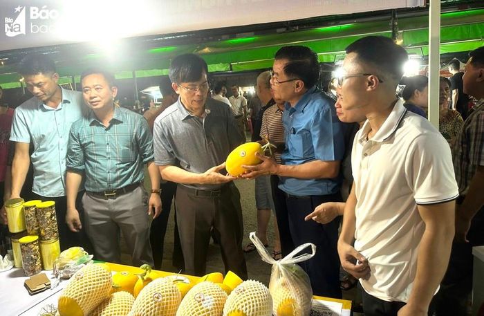  Lãnh đạo thành phố Vinh và xã Nghi Ân thăm gian hàng dưa của anh Du. 